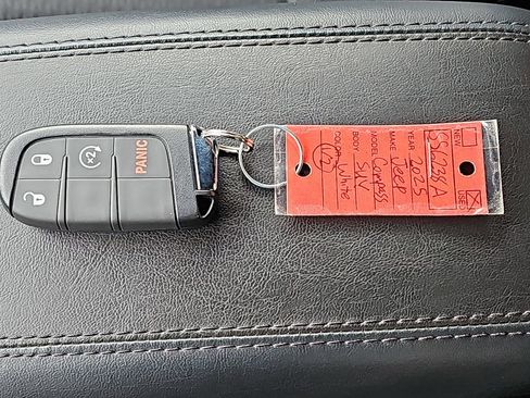 Used 2025 Jeep Compass Latitude image 40