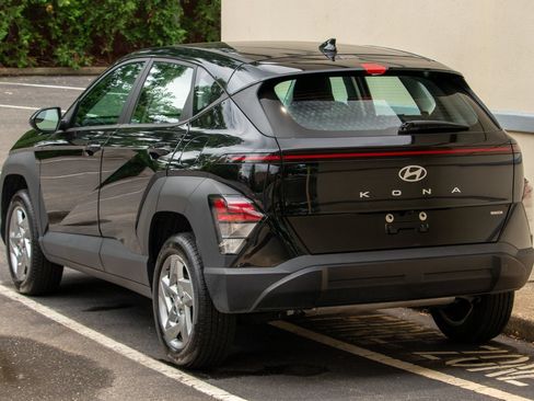 Used 2024 Hyundai Kona SE AWD/4WD image 3