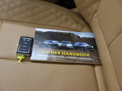 Used 2025 Jeep Grand Cherokee L Summit AWD/4WD image 93