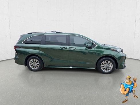 Used 2025 Toyota Sienna XLE FWD image 4