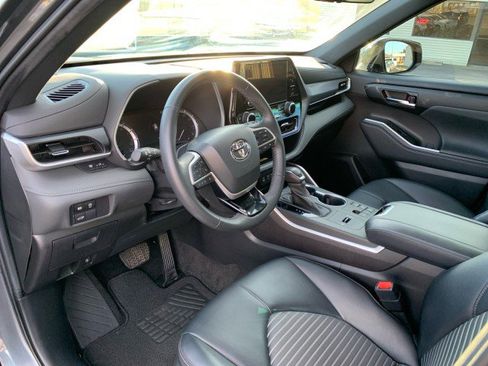 Used 2023 Toyota Highlander XSE image 8