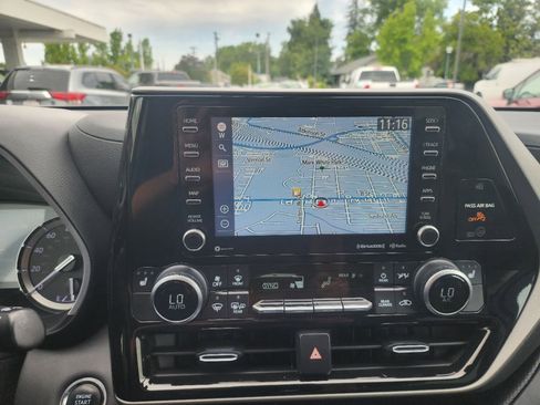 Used 2022 Toyota Highlander XLE FWD image 20