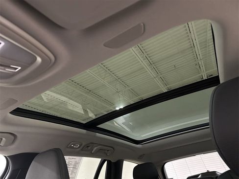 Used 2025 Volvo V60 B5 Cross Country Plus image 18