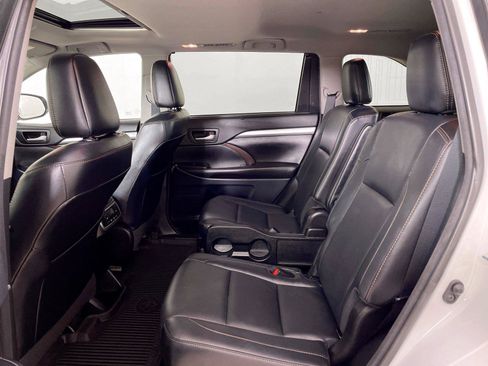 Used 2018 Toyota Highlander XLE AWD/4WD image 11