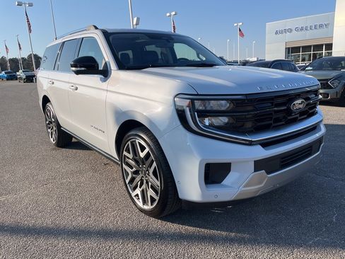 Used 2025 Ford Expedition Platinum w/ Platinum Ultimate Package image 3
