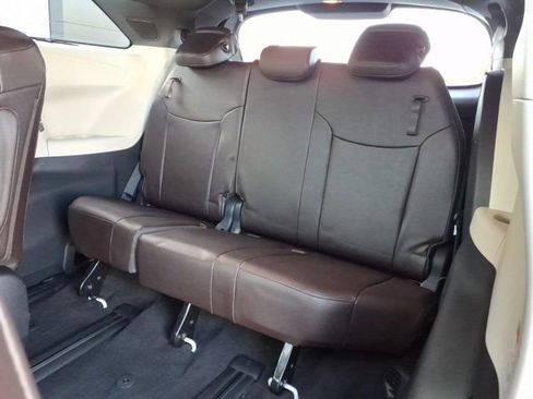 Used 2021 Toyota Sienna Platinum image 18
