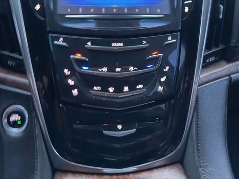 Used 2015 Cadillac Escalade Luxury image 17