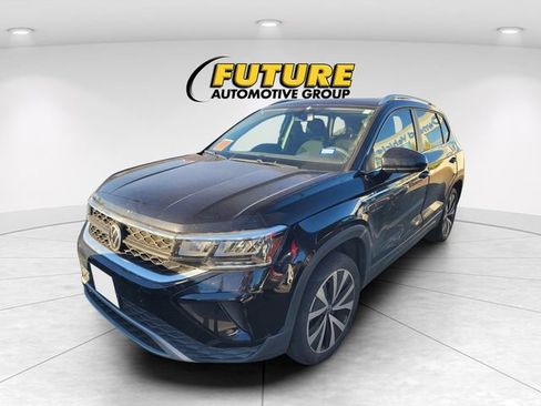 Used 2022 Volkswagen Taos SE w/ Panoramic Sunroof Package FWD image 2