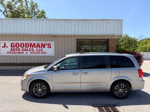 Used 2017 Dodge Grand Caravan SXT FWD image 2