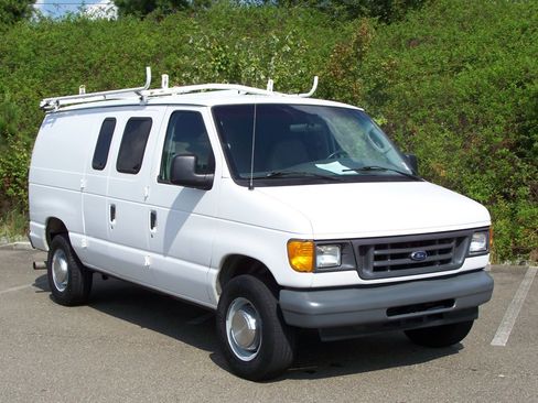 Used 2005 Ford E-350 and Econoline 350 Super Duty image 3