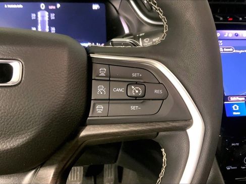 Used 2025 Jeep Grand Cherokee Limited AWD/4WD image 19