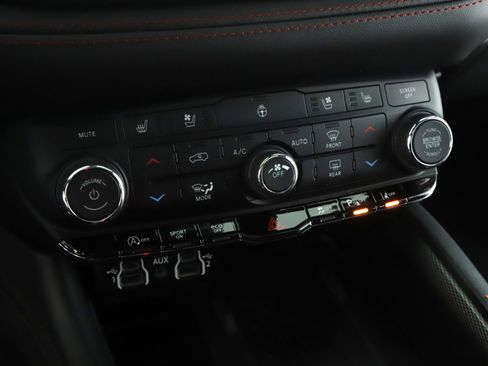 Used 2025 Dodge Durango GT AWD/4WD image 16