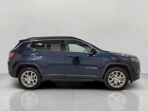 Used 2024 Jeep Compass Latitude w/ Sun and Sound Group AWD/4WD image 12