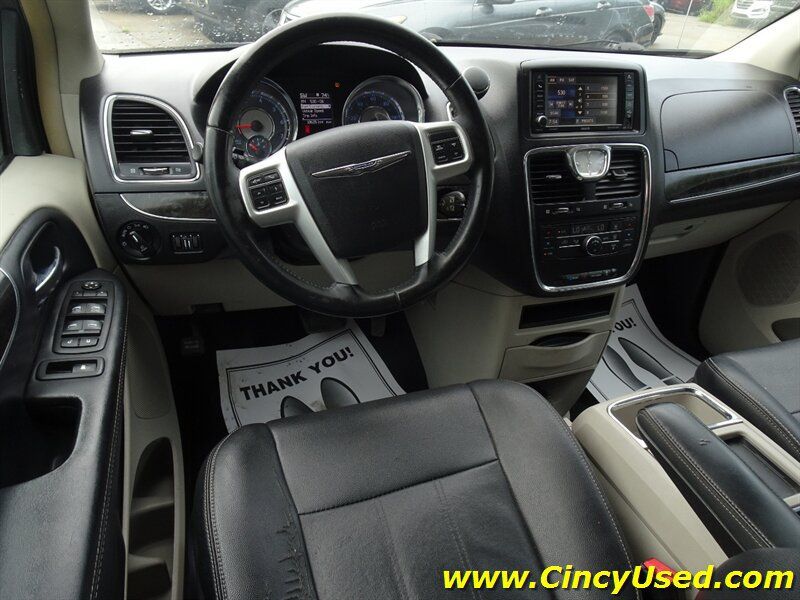Used 2016 Chrysler Town & Country Touring FWD image 14