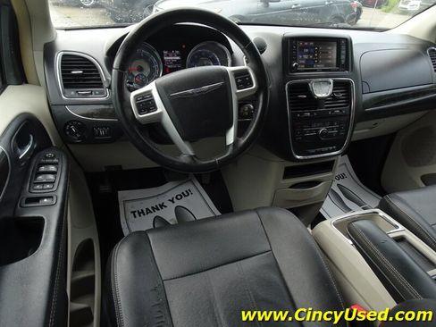 Used 2016 Chrysler Town & Country Touring FWD image 14