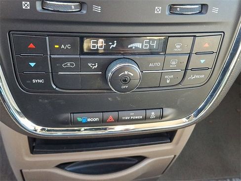 Used 2015 Chrysler Town & Country Touring image 12