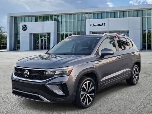 Used 2022 Volkswagen Taos SE w/ Panoramic Sunroof Package FWD image 3