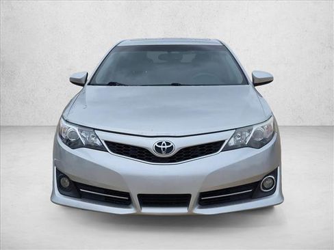 Used 2014 Toyota Camry SE w/ Moonroof Package FWD image 2