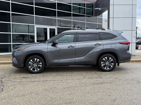 Used 2022 Toyota Highlander XLE image 6