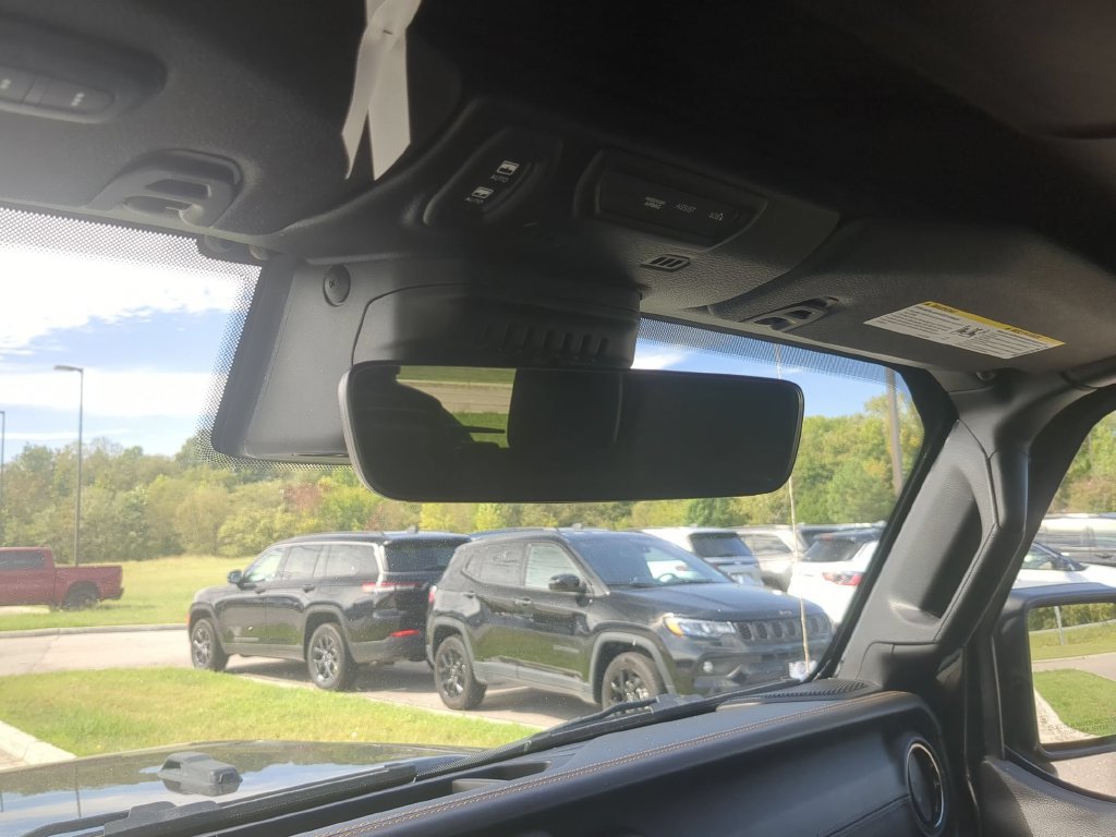 Used 2022 Jeep Wrangler Unlimited Sahara AWD/4WD image 28