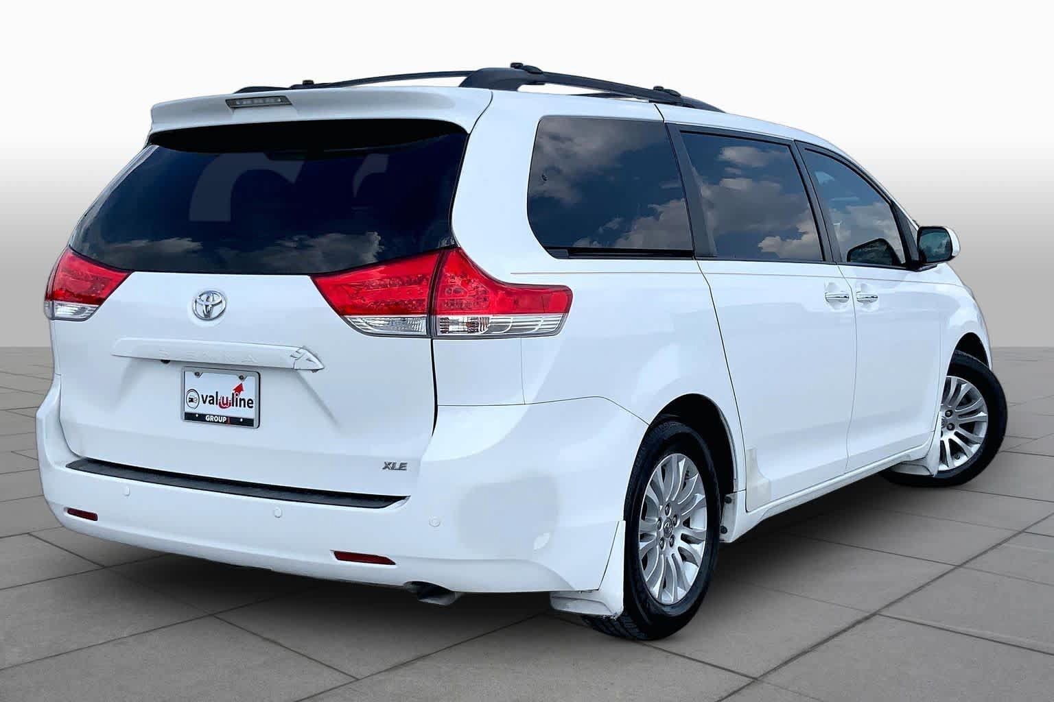 Used 2011 Toyota Sienna XLE w/ XLE Navigation Pkg FWD image 12
