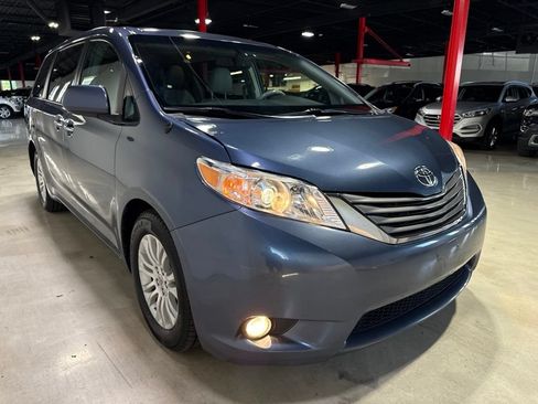 Used 2014 Toyota Sienna XLE w/ Entertainment Package FWD image 8