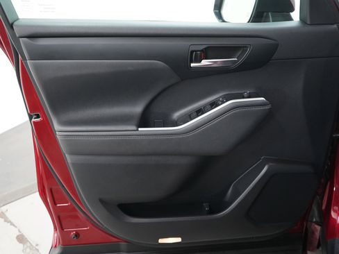 Used 2021 Toyota Highlander XLE image 23