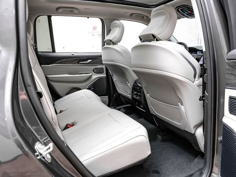 Used 2022 Jeep Grand Cherokee Overland w/ Luxury Tech Group IV image 34