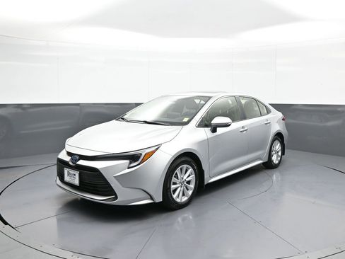 Used 2025 Toyota Corolla XLE image 1