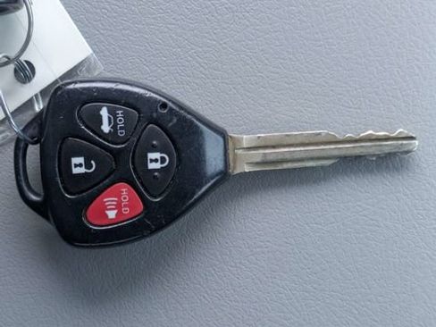 Used 2010 Toyota Camry LE FWD image 30