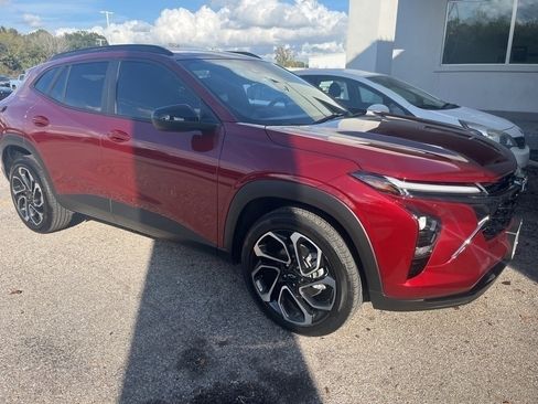 Used 2025 Chevrolet Trax RS w/ Driver Confidence Package image 2