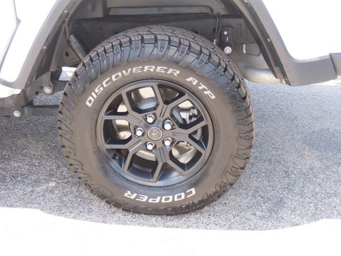 Used 2024 Jeep Gladiator Sport AWD/4WD image 17