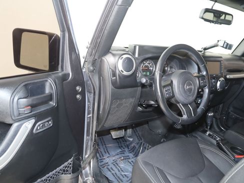 Used 2016 Jeep Wrangler Unlimited Sahara w/ Dual Top Group AWD/4WD image 40