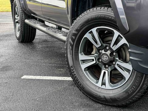 Used 2019 Toyota Tacoma TRD Sport RWD image 3