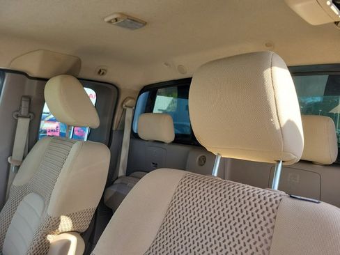 Used 2014 Nissan Frontier SV image 17