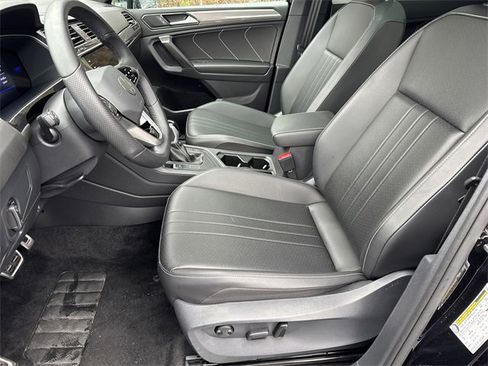 Certified 2024 Volkswagen Tiguan SE R-Line image 9