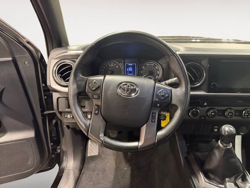 Used 2018 Toyota Tacoma TRD Sport image 14