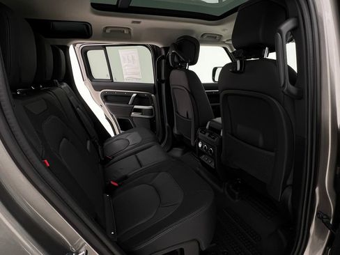 Used 2024 Land Rover Defender 110 X-Dynamic SE image 15