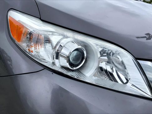 Used 2017 Toyota Sienna XLE FWD image 27