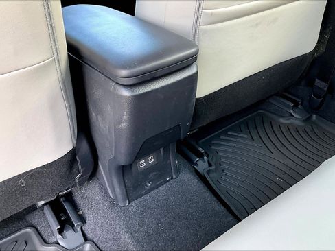 Used 2024 Toyota Prius XLE image 10