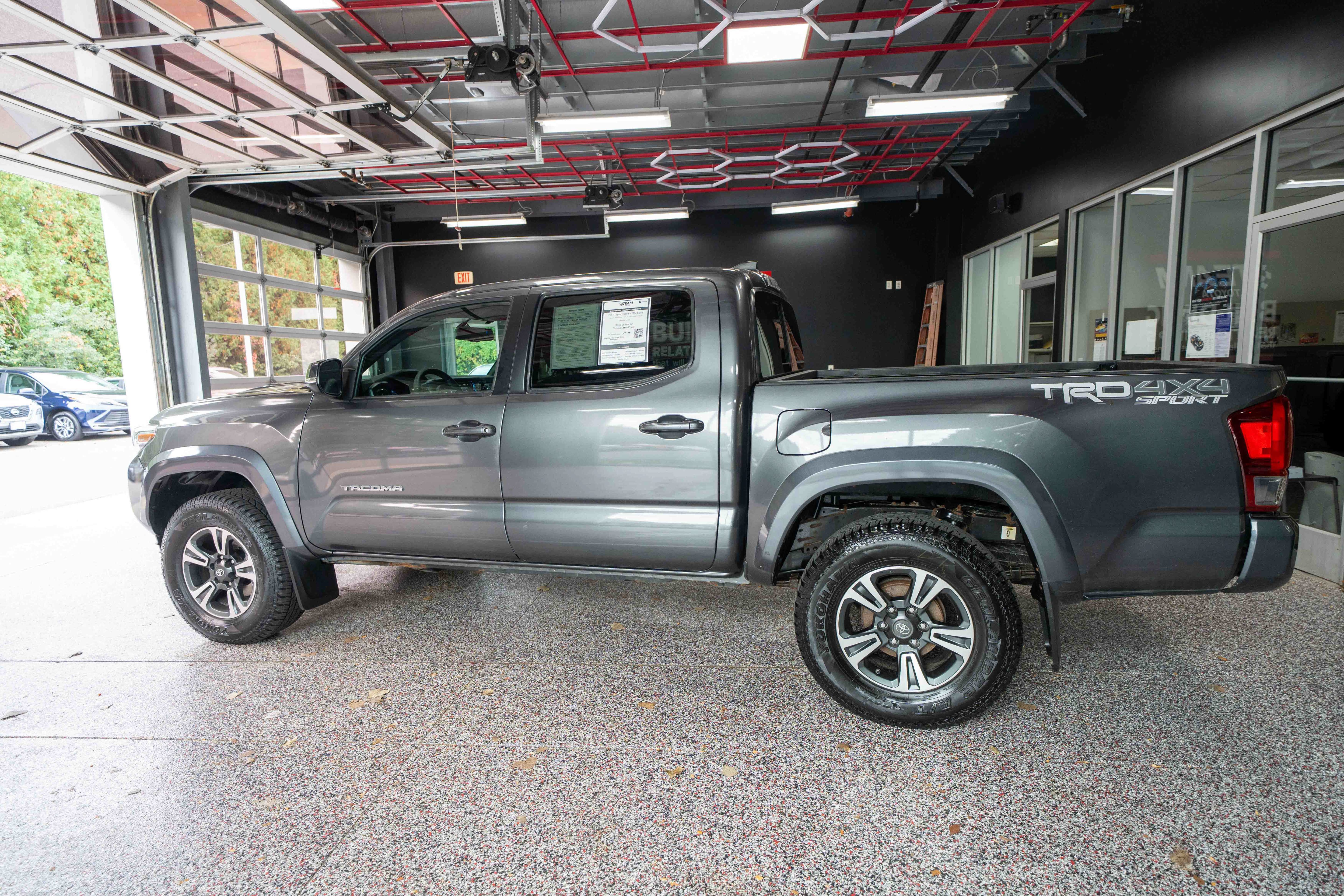 Used 2017 Toyota Tacoma TRD Sport w/ Tow Package (A/T) AWD/4WD image 2