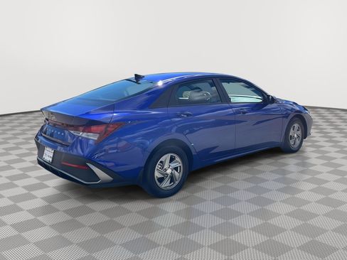 Certified 2025 Hyundai Elantra SE FWD image 5