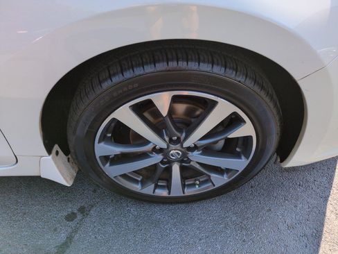 Used 2016 Nissan Altima 2.5 SR w/ LED Appearance Package FWD image 9