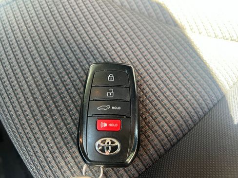 Used 2025 Toyota Highlander LE FWD image 18