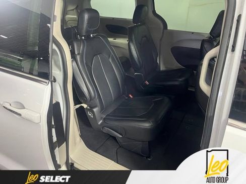 Used 2021 Chrysler Pacifica Touring-L FWD image 13