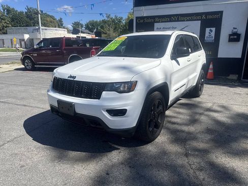 Used 2018 Jeep Grand Cherokee Laredo AWD/4WD image 2