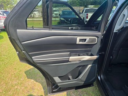 Used 2023 Ford Explorer XLT AWD/4WD image 30