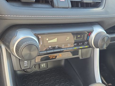 Used 2019 Toyota RAV4 LE FWD image 23