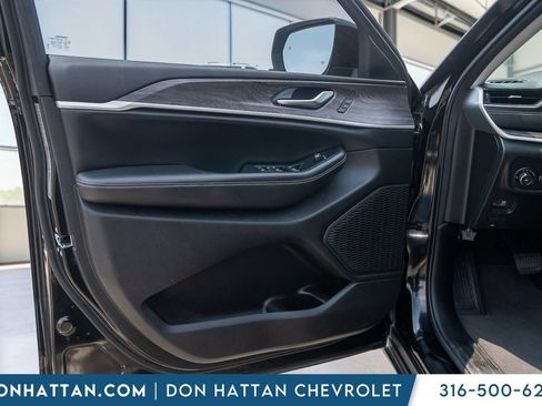 Used 2023 Jeep Grand Cherokee Limited w/ Black Appearance Package AWD/4WD image 14