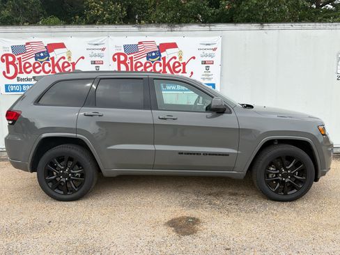 Used 2022 Jeep Grand Cherokee Laredo X AWD/4WD image 2
